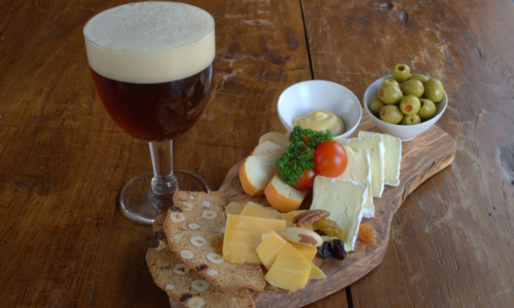 Glas Dukes Dubbel met kaasplankje